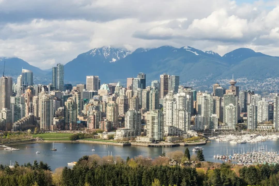 Vancouver à beira d’água com as montanhas de North Shore ao fundo