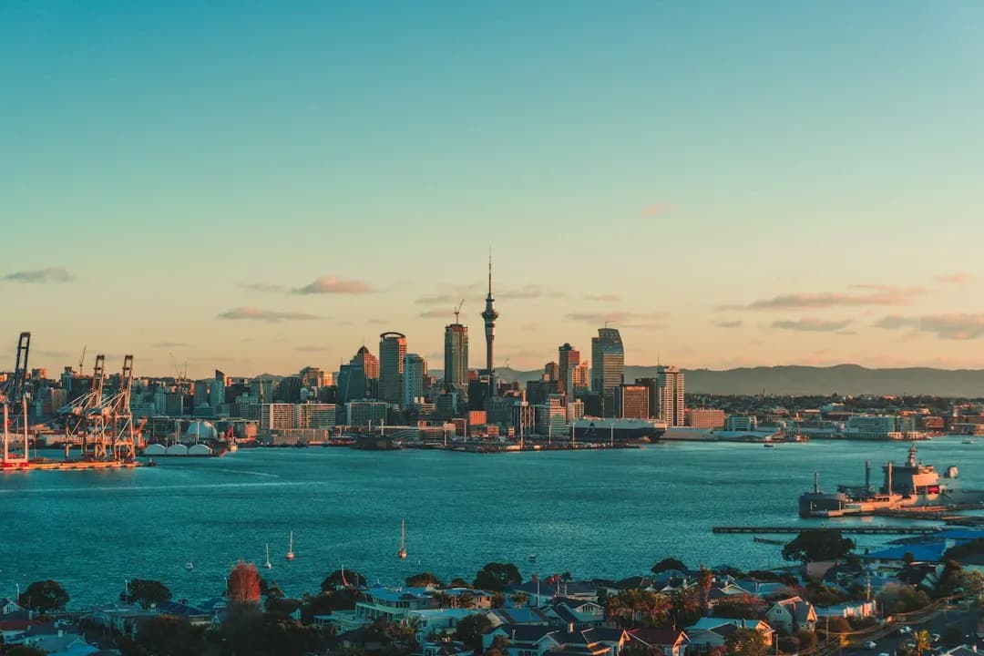 Porto e vista de Auckland ao entardecer