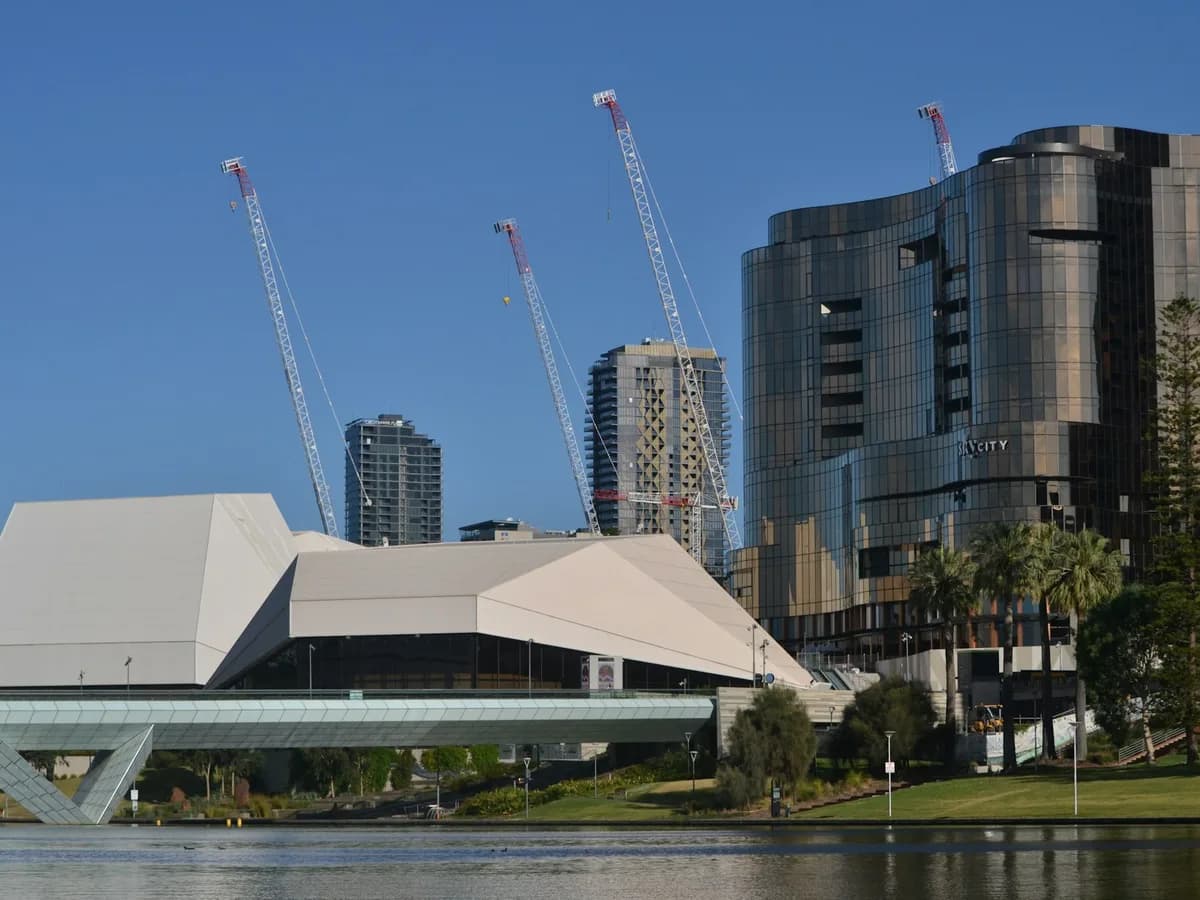 Edificios junto al frente del río Torrens en Adelaide