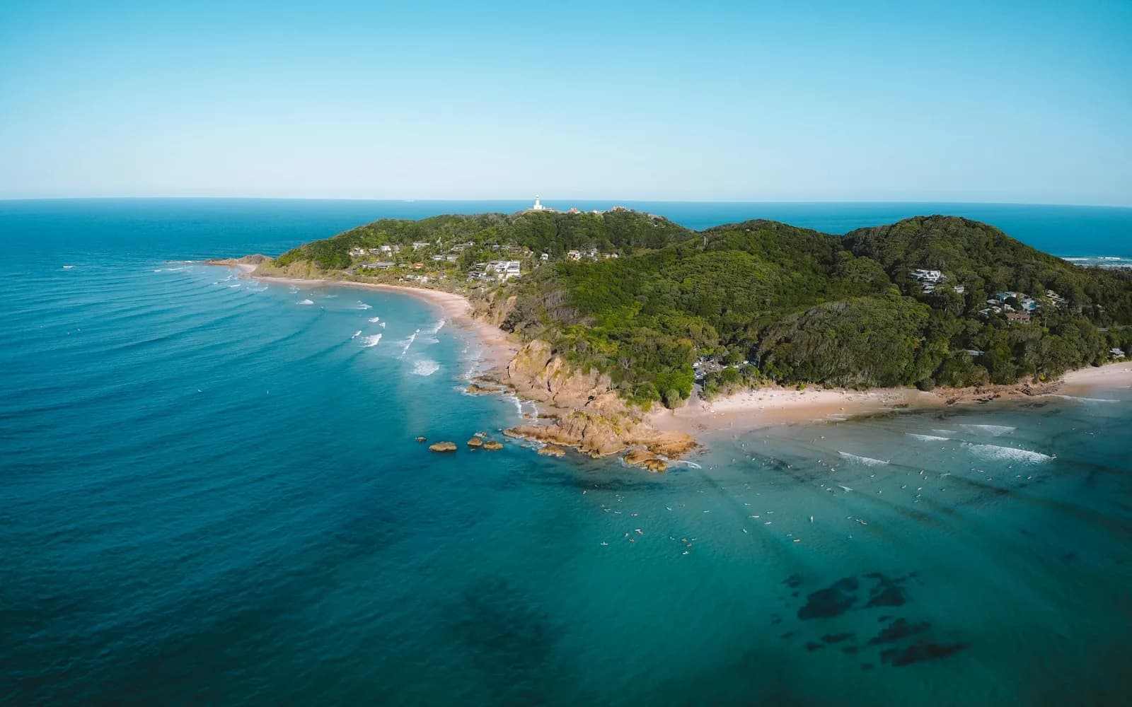 Vista aérea del cabo y la costa de Byron Bay