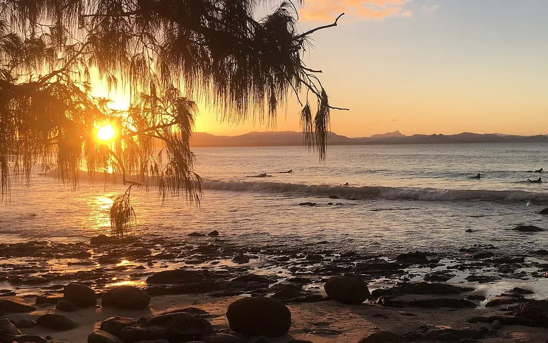 Vista de Wategos Beach y sus surfistas, Byron Bay