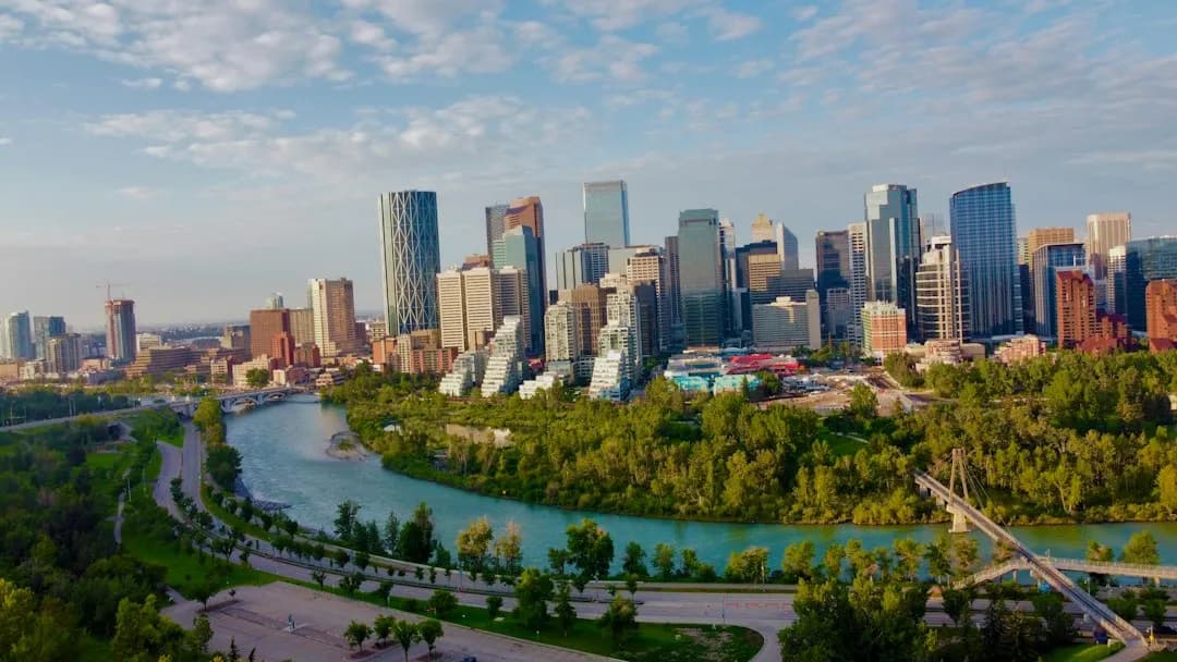 Skyline de Calgary junto al río Bow y sus parques