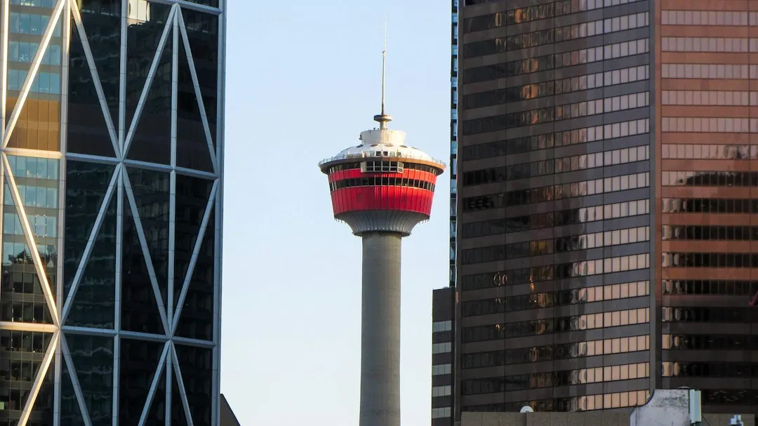 Calgary Tower entre edificios del centro