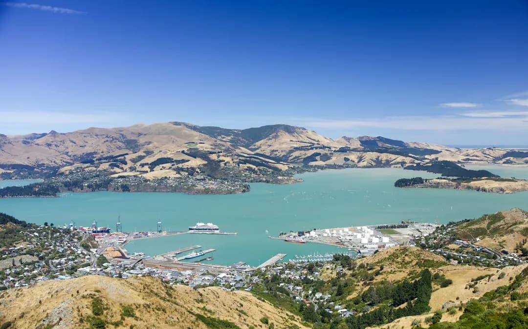 Puerto de Lyttelton visto desde las colinas próximas a Christchurch