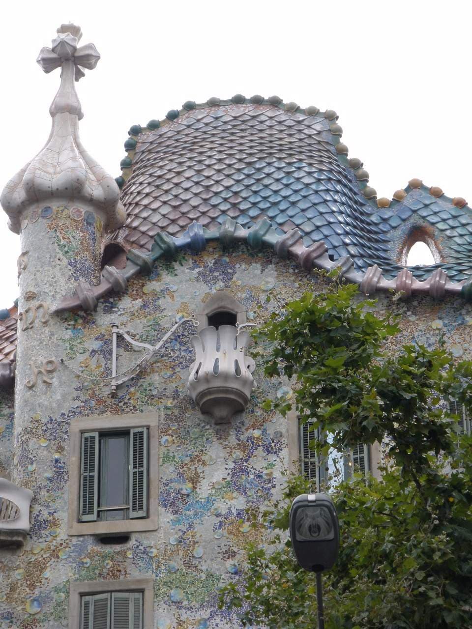 Detall de la façana i la teulada de la Casa Batlló de Gaudí, al passeig de Gràcia de Barcelona