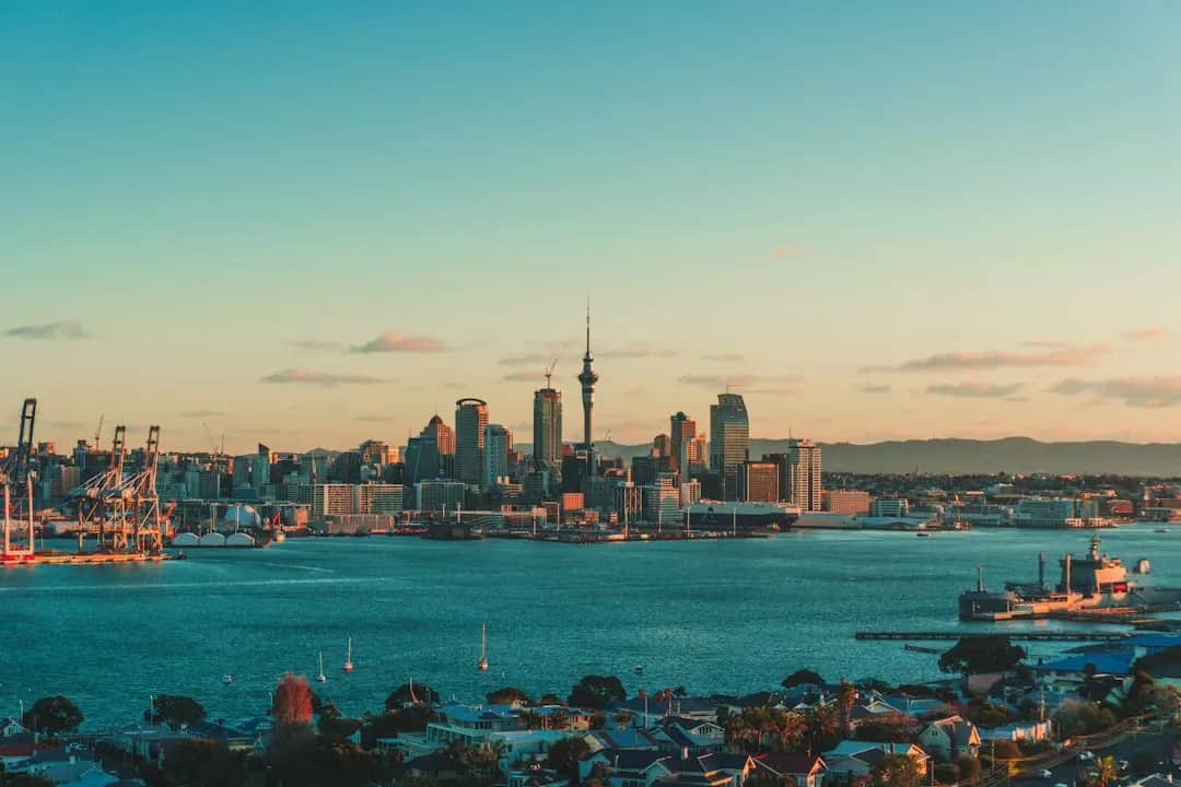 Port i perfil urbà d'Auckland al capvespre
