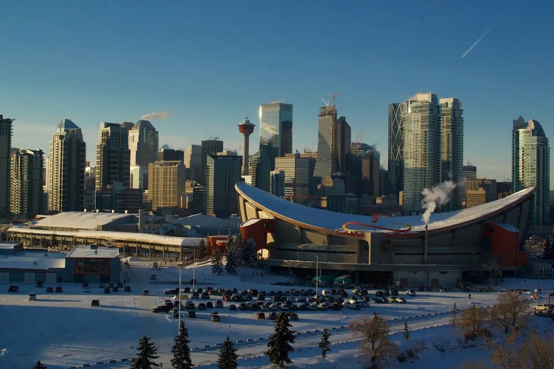 Calgary a l'hivern amb el Saddledome i la Calgary Tower
