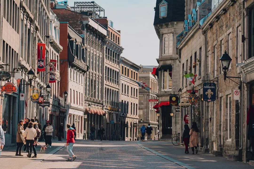 Carrer i façanes del nucli històric de Mont-real