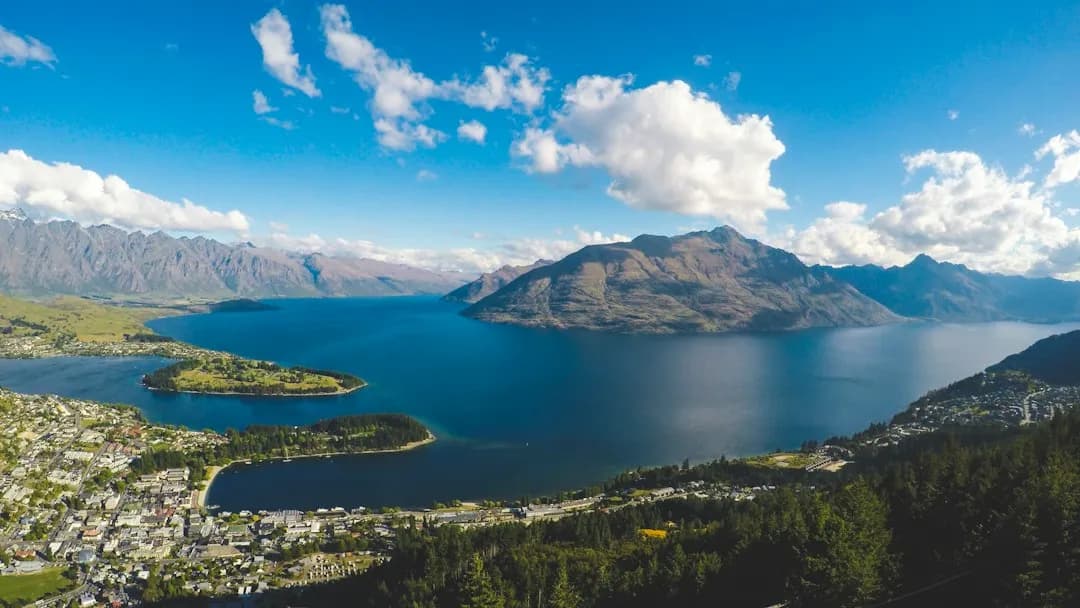 Queenstown i el llac Whakatipu envoltats de muntanyes