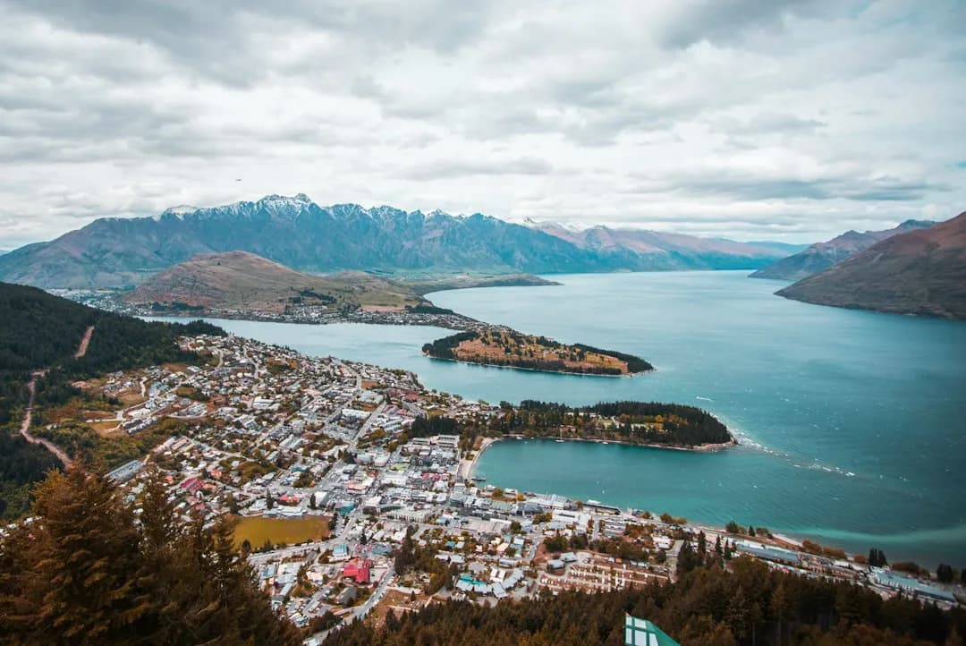 Vista elevada de Queenstown i el llac Whakatipu