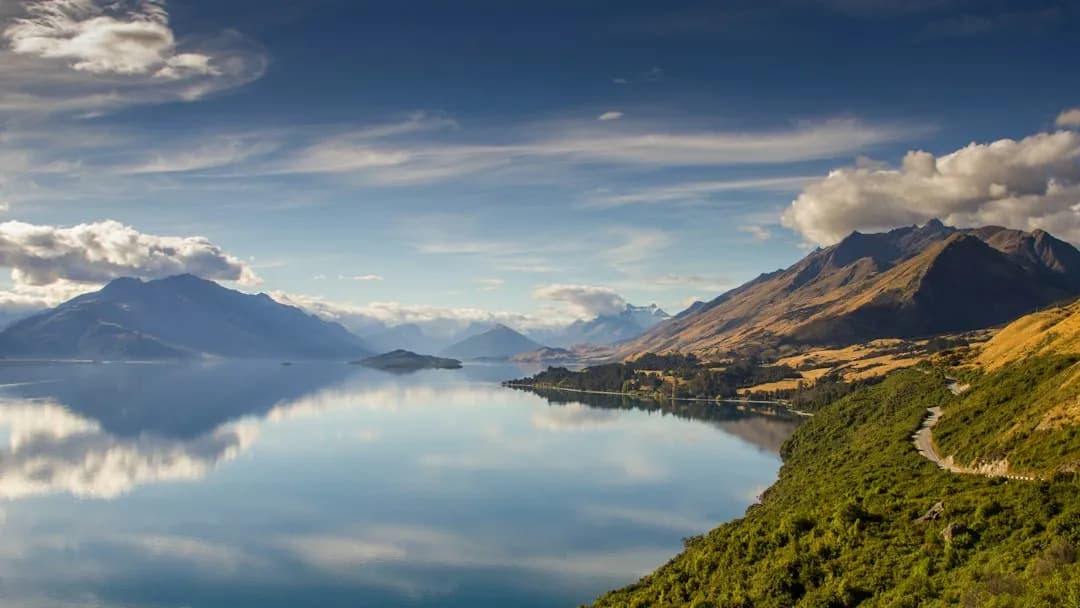 Carretera al costat del llac i les muntanyes als voltants de Queenstown