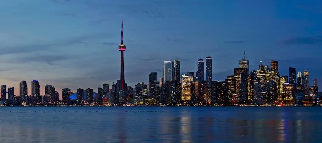 Perfil urbà de Toronto al capvespre vist des del llac