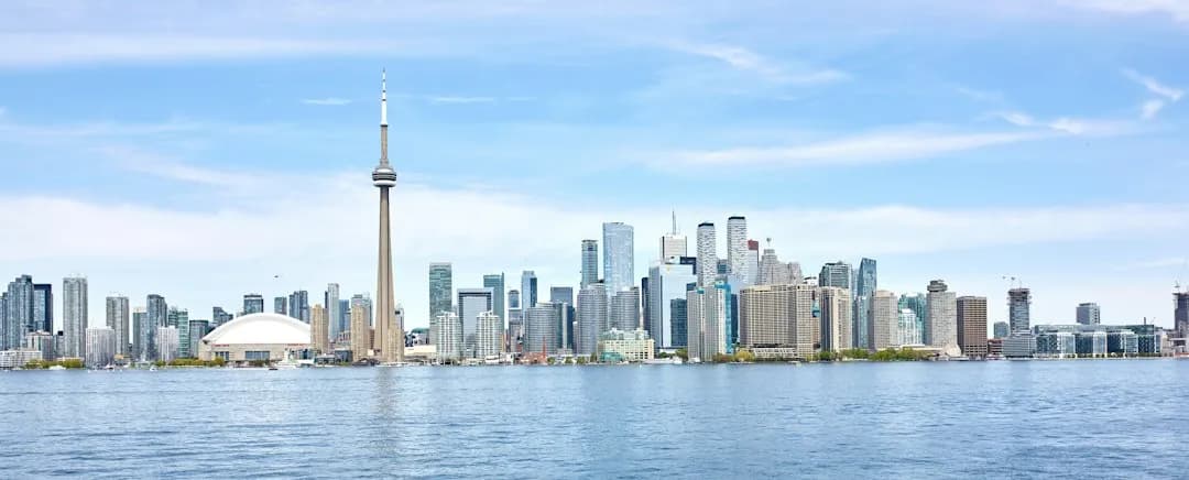 CN Tower i edificis de Toronto al costat del llac Ontario