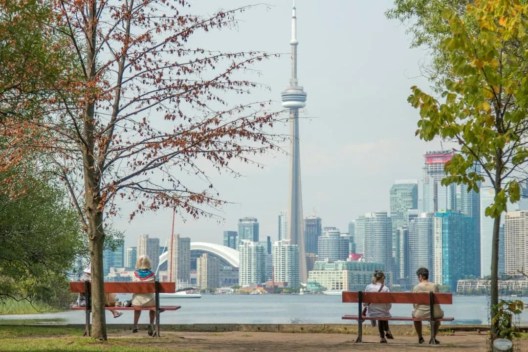 Persones i arbres davant del perfil urbà de Toronto des de les illes