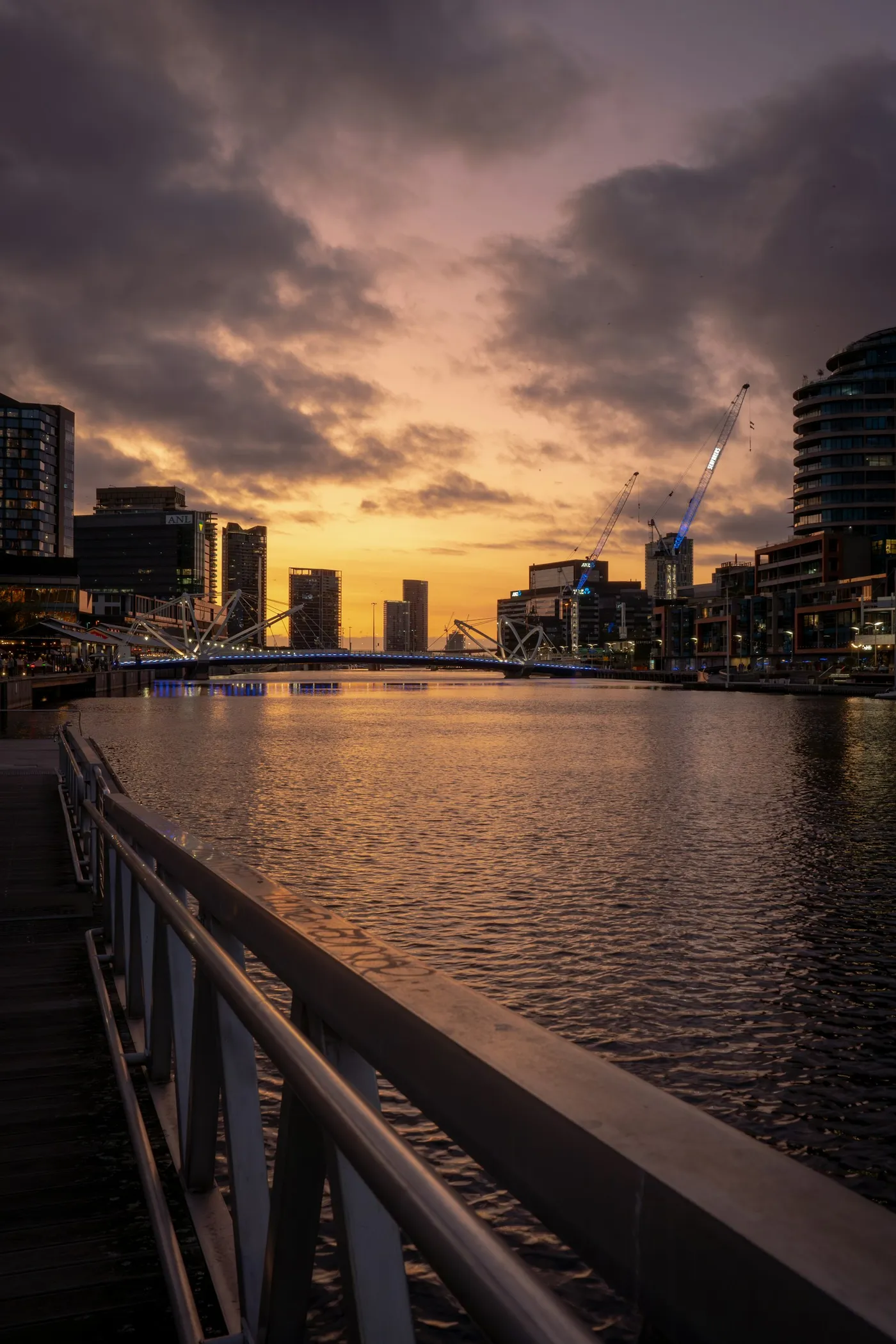 Llum de la posta de sol sobre el riu Yarra i els edificis de Melbourne