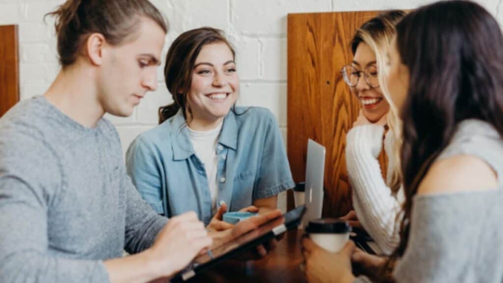 Grupo de jóvenes conversando en una mesa