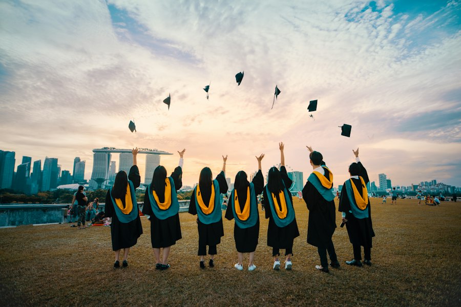 Estudiants celebrant la graduació