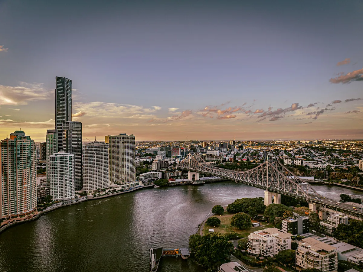 Story Bridge i edificis al costat del riu Brisbane